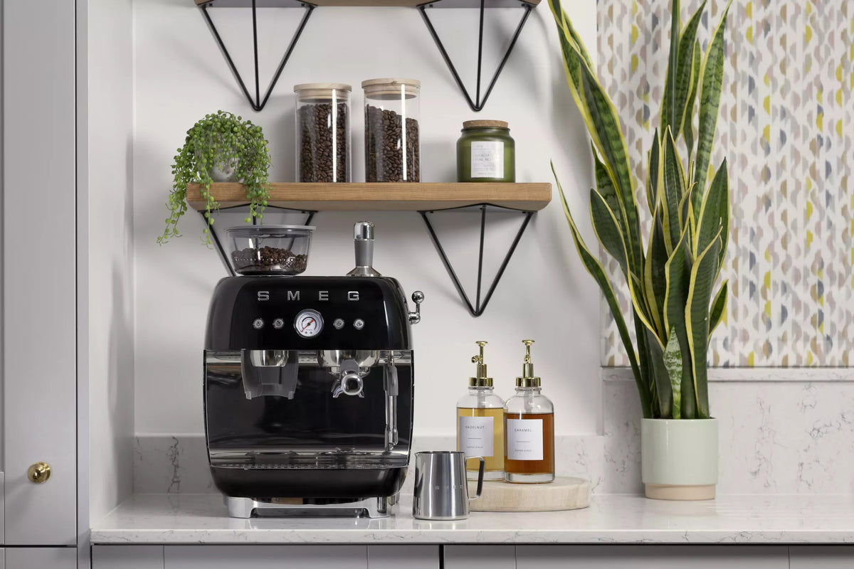Smeg EGF03BLUK Retro Espresso Coffee Machine with Grinder in Black - View 6