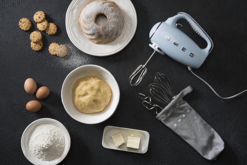 SMEG HMF01PBUK 50s Style Hand Mixer Pastel Blue - View 7